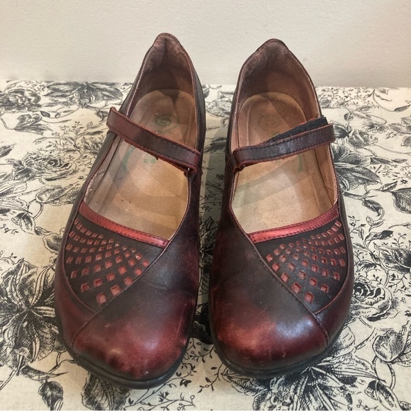 NAOT Sz 40 Distressed Squarish Toe Laser Cut Out Velcro Closure Mary Janes Shoes - Picture 2 of 9